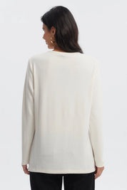 Polera slim crema para mujer con detalles de tachuelas doradas en el frente prenda lisa y elegante