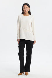 Polera slim crema para mujer con detalles de tachuelas doradas en el frente prenda lisa y elegante