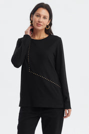 Polera mujer slim negro con tachuelas doradas diagonales sin estampa visible