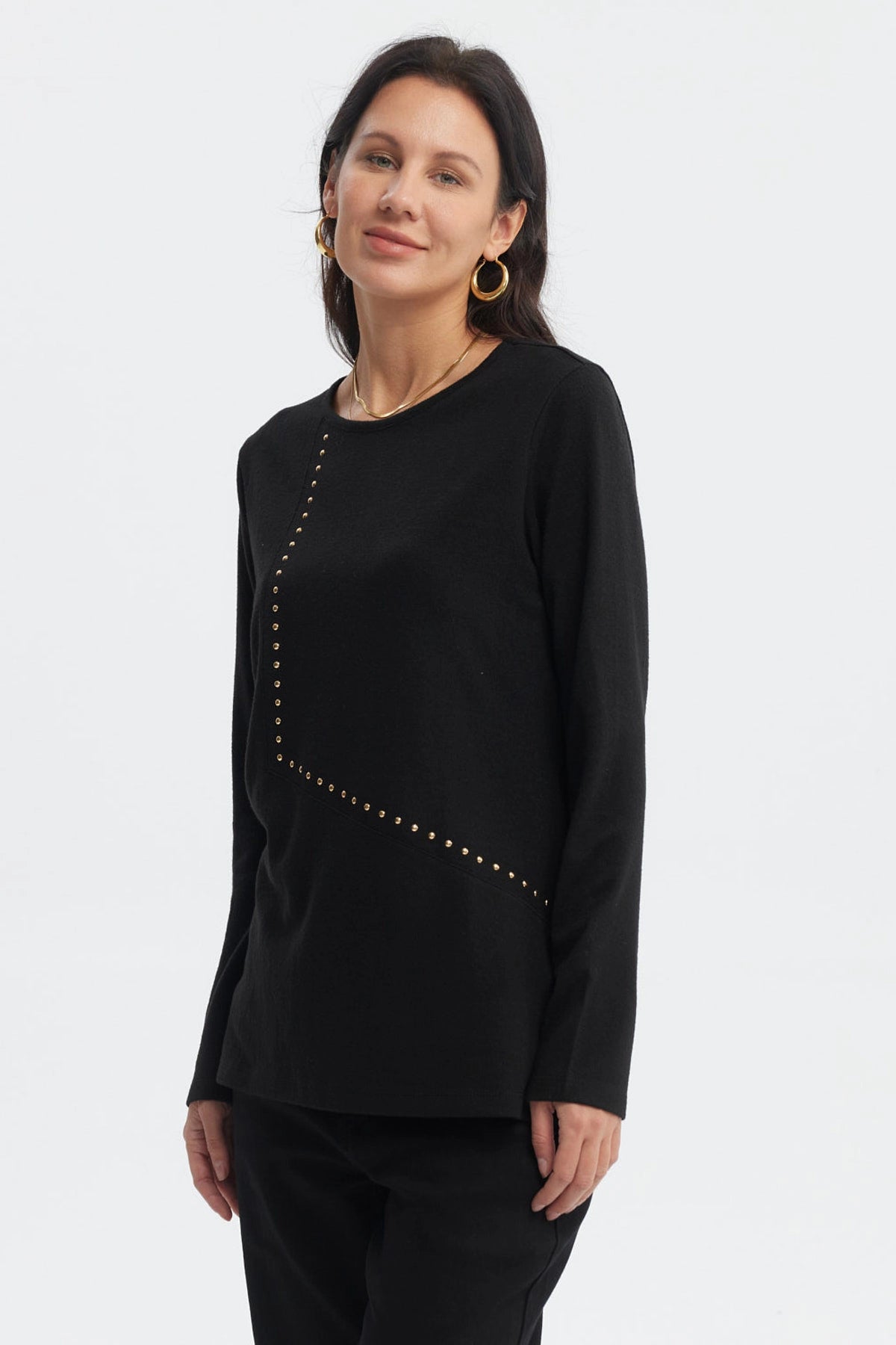 Polera mujer slim negro con tachuelas doradas diagonales sin estampa visible