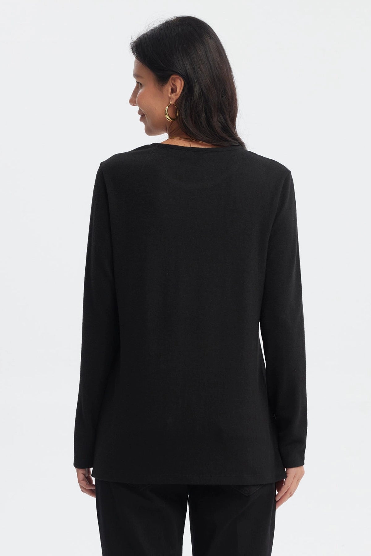 Polera mujer slim negro con tachuelas doradas diagonales sin estampa visible