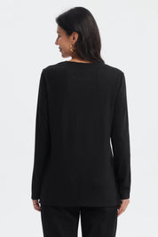 Polera mujer slim negro con tachuelas doradas diagonales sin estampa visible
