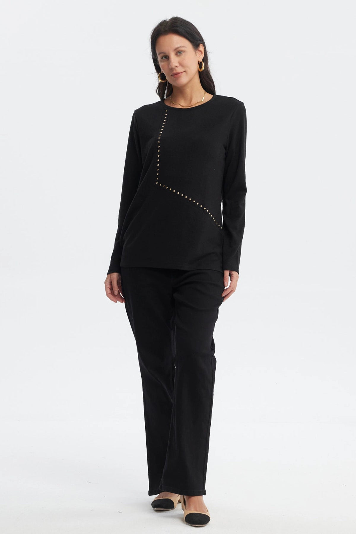 Polera mujer slim negro con tachuelas doradas diagonales sin estampa visible