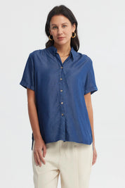 Blusa azul mujer con cuello camisero y botones frontales lisa de manga corta estilo casual elegante