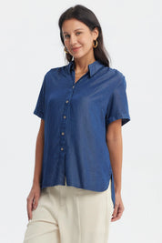 Blusa azul mujer con cuello camisero y botones frontales lisa de manga corta estilo casual elegante