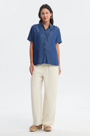 Blusa azul mujer con cuello camisero y botones frontales lisa de manga corta estilo casual elegante