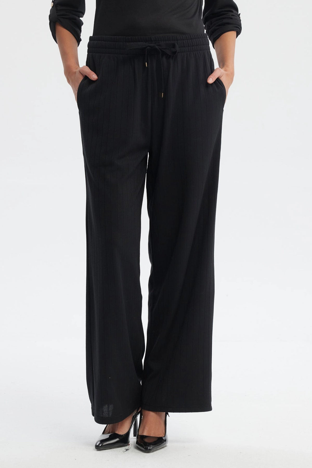 Pantalón buzo mujer negro calce recto con cintura elástica y cordón ajustable prenda lisa