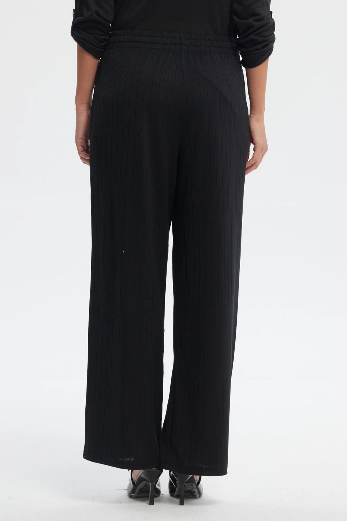 Pantalón buzo mujer negro calce recto con cintura elástica y cordón ajustable prenda lisa
