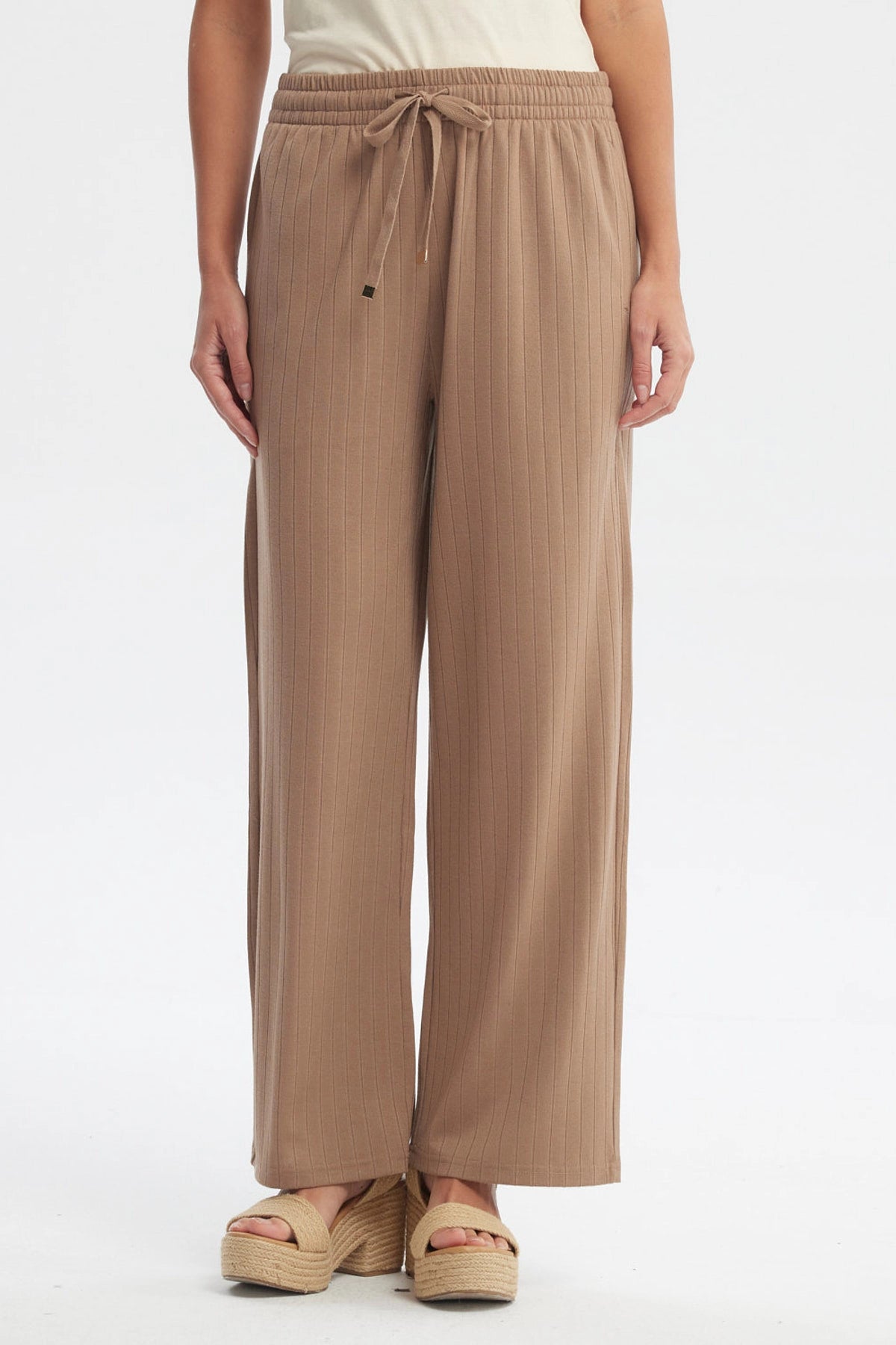 Pantalón buzo recto café claro con ajuste de cordón y textura acanalada lisa cómodo para uso diario