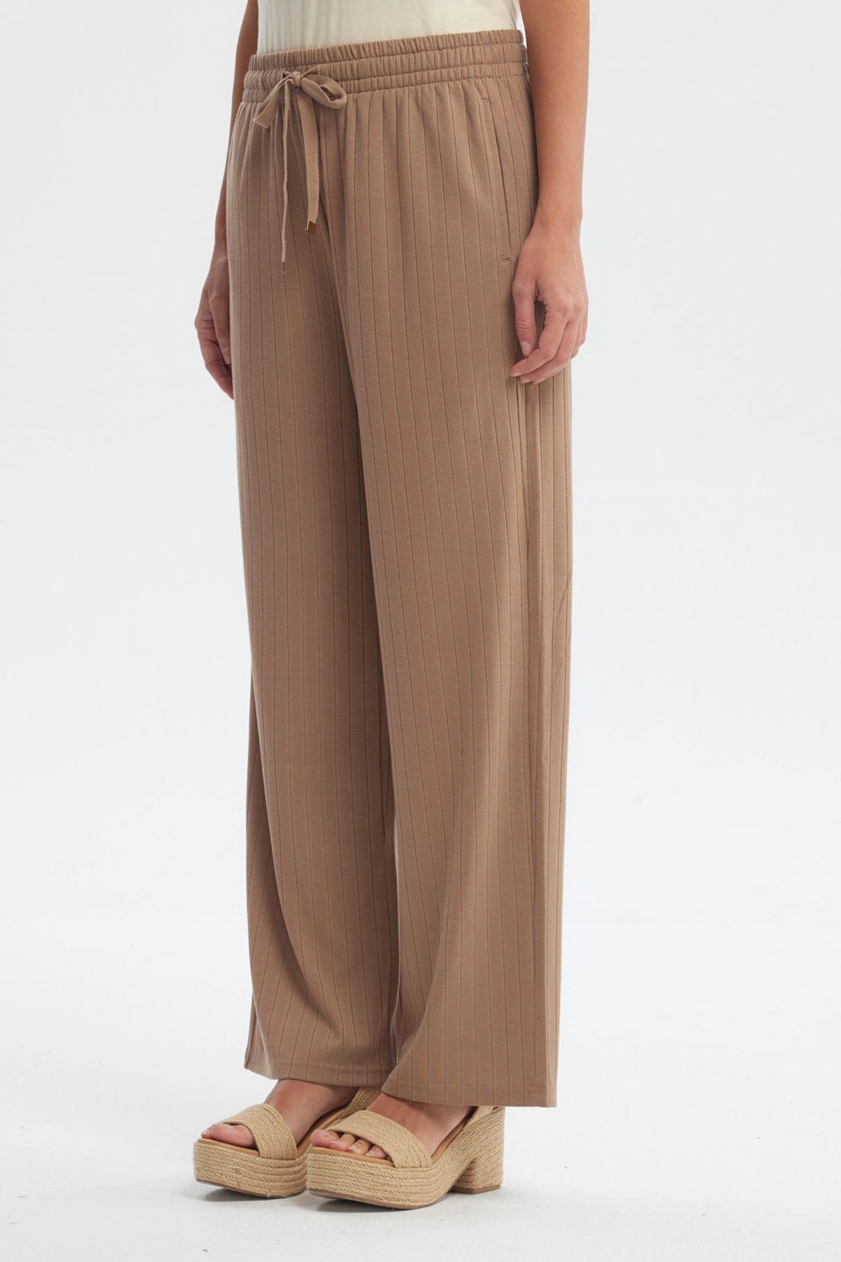 Pantalón buzo recto café claro con ajuste de cordón y textura acanalada lisa cómodo para uso diario