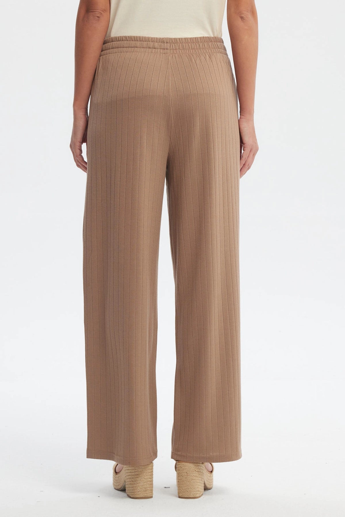 Pantalón buzo recto café claro con ajuste de cordón y textura acanalada lisa cómodo para uso diario