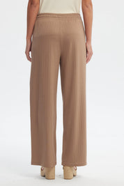 Pantalón buzo recto café claro con ajuste de cordón y textura acanalada lisa cómodo para uso diario