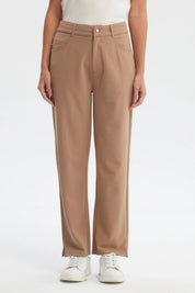 Pantalón mujer slim café claro liso con bolsillos delanteros y botón blanco diseño clásico ajuste cómodo y moderno
