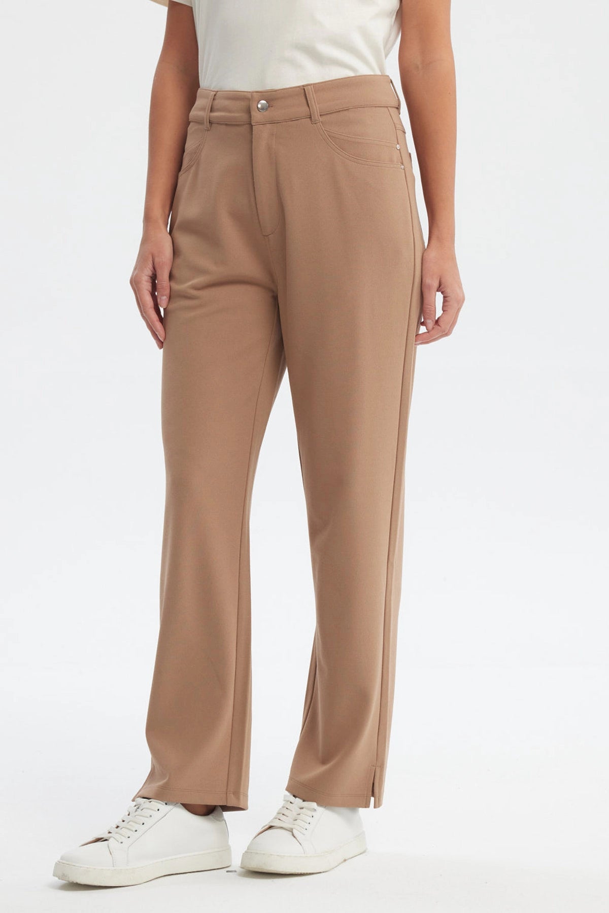 Pantalón mujer slim café claro liso con bolsillos delanteros y botón blanco diseño clásico ajuste cómodo y moderno