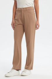 Pantalón mujer slim café claro liso con bolsillos delanteros y botón blanco diseño clásico ajuste cómodo y moderno