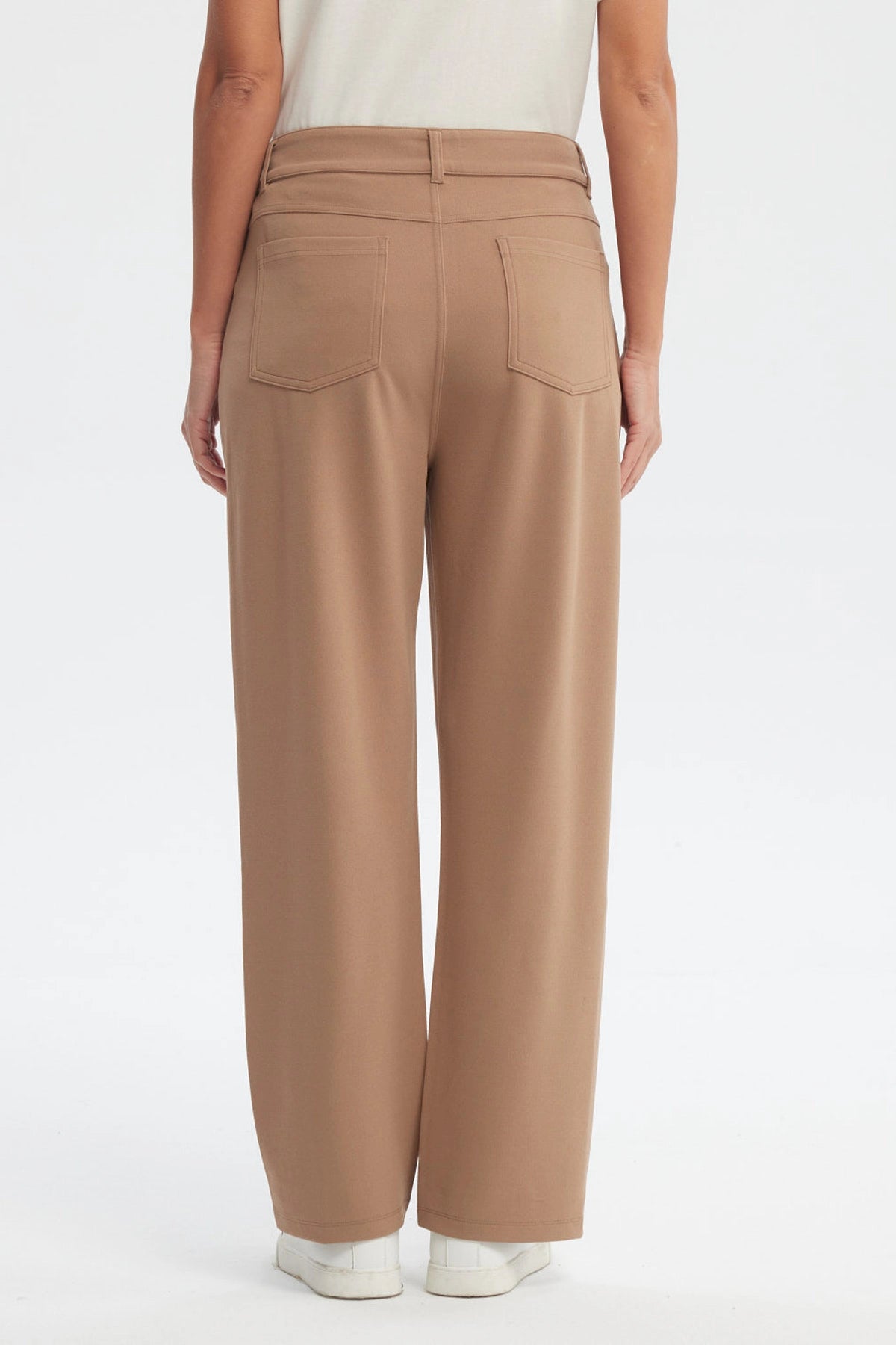 Pantalón mujer slim café claro liso con bolsillos delanteros y botón blanco diseño clásico ajuste cómodo y moderno