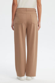 Pantalón mujer slim café claro liso con bolsillos delanteros y botón blanco diseño clásico ajuste cómodo y moderno
