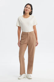 Pantalón mujer slim café claro liso con bolsillos delanteros y botón blanco diseño clásico ajuste cómodo y moderno