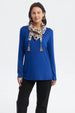 Sweater azul de mujer cuello alto sin estampa diseño liso manga larga y corte recto