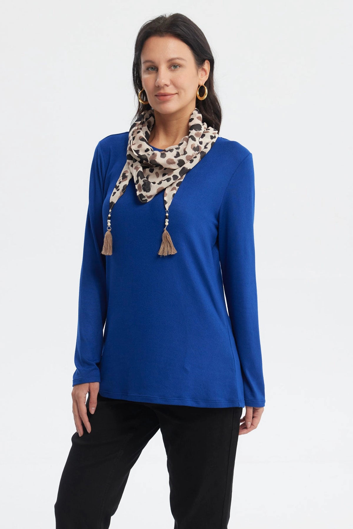 Sweater azul de mujer cuello alto sin estampa diseño liso manga larga y corte recto