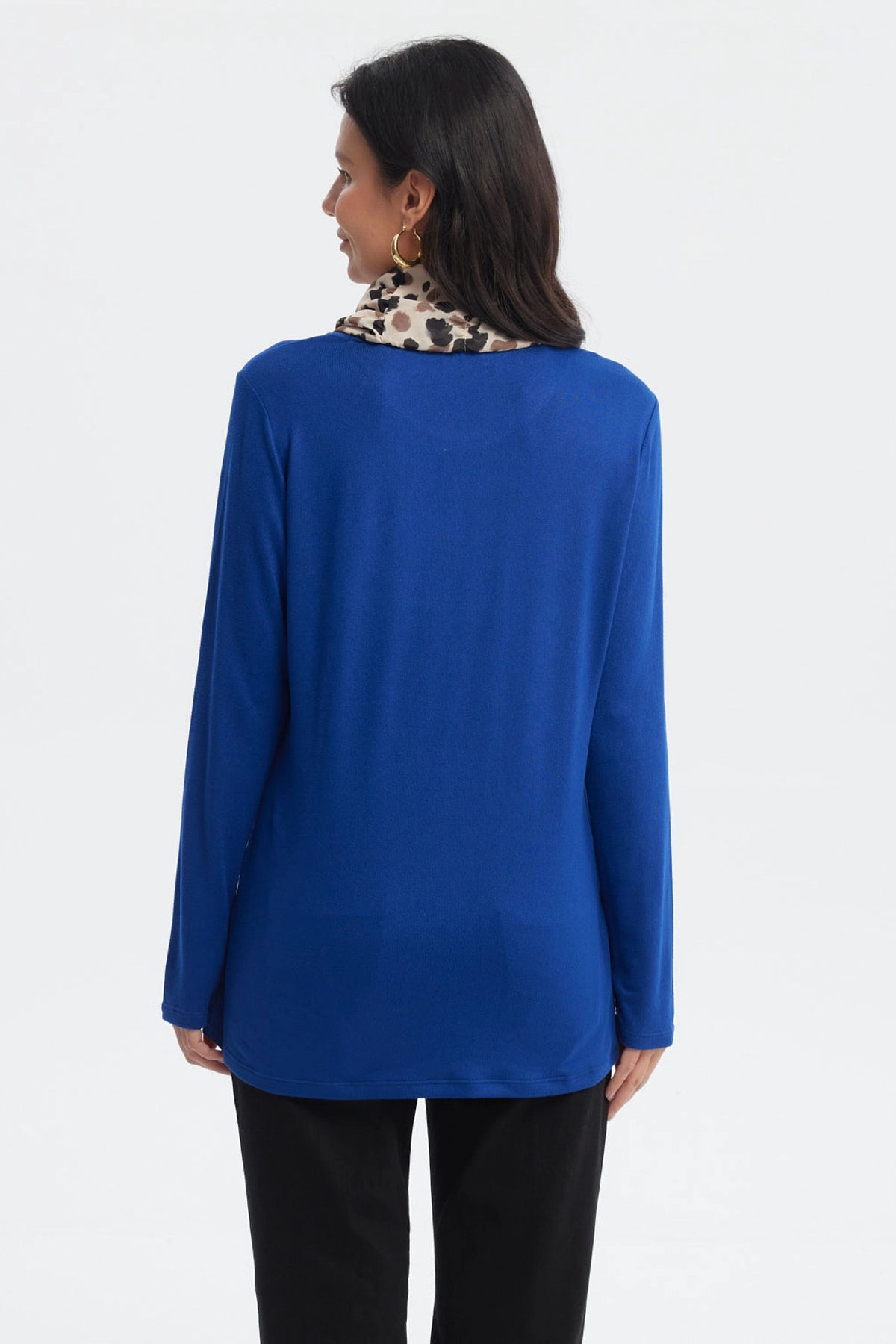 Sweater azul de mujer cuello alto sin estampa diseño liso manga larga y corte recto