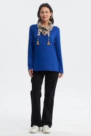 Sweater azul de mujer cuello alto sin estampa diseño liso manga larga y corte recto