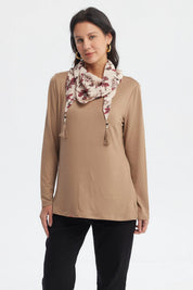 Sweater mujer café claro de cuello alto liso con diseño de flores en el pañuelo en el cuello