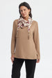 Sweater mujer café claro de cuello alto liso con diseño de flores en el pañuelo en el cuello