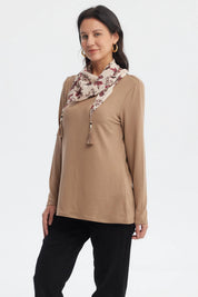 Sweater mujer café claro de cuello alto liso con diseño de flores en el pañuelo en el cuello