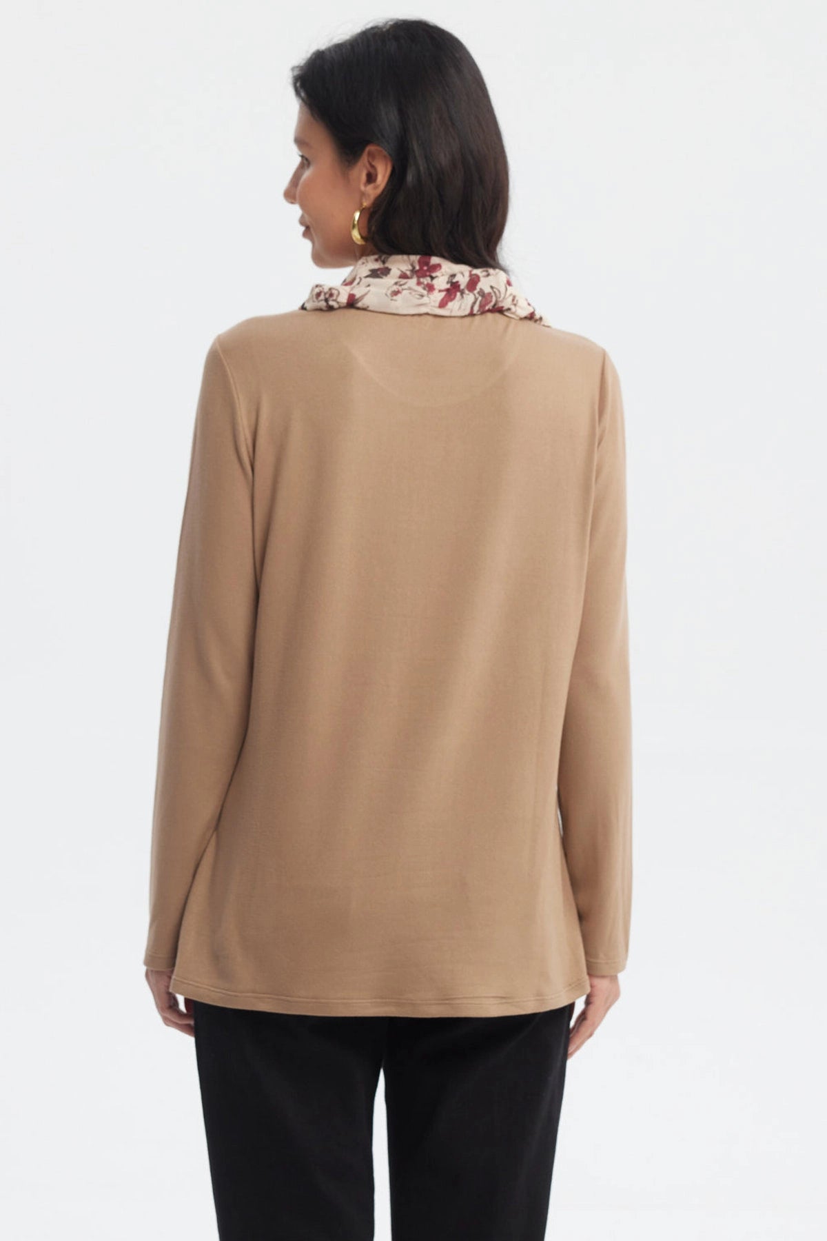 Sweater mujer café claro de cuello alto liso con diseño de flores en el pañuelo en el cuello