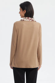 Sweater mujer café claro de cuello alto liso con diseño de flores en el pañuelo en el cuello
