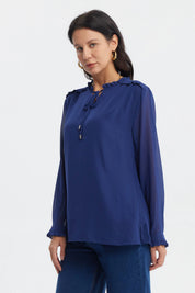 Blusa mujer slim azul oscuro con cuello fruncido y lazo decorativo sin estampa visible lisa y elegante