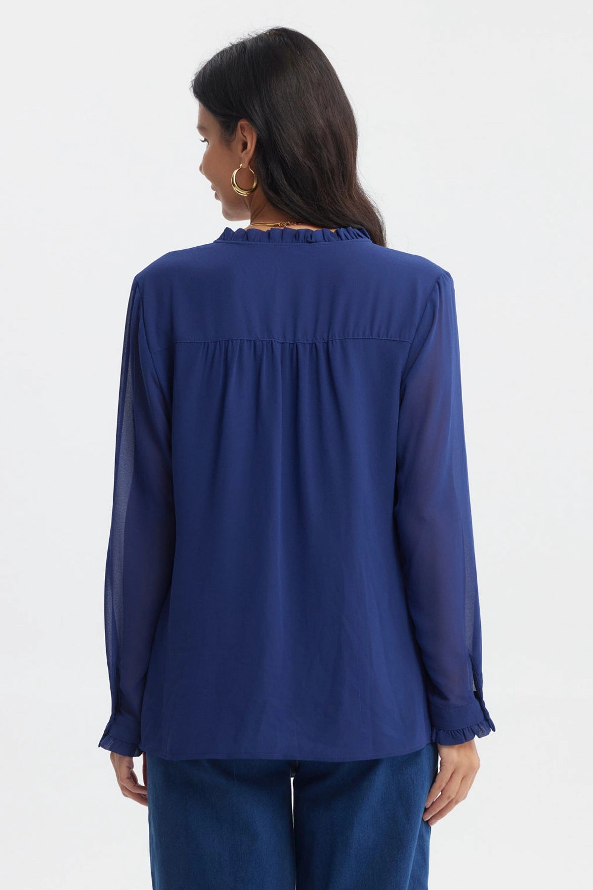 Blusa mujer slim azul oscuro con cuello fruncido y lazo decorativo sin estampa visible lisa y elegante