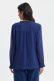 Blusa mujer slim azul oscuro con cuello fruncido y lazo decorativo sin estampa visible lisa y elegante