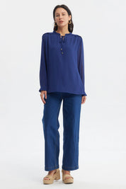 Blusa mujer slim azul oscuro con cuello fruncido y lazo decorativo sin estampa visible lisa y elegante
