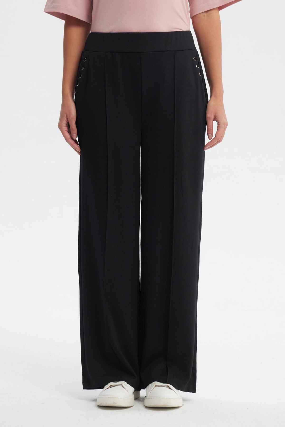 Pantalón buzo negro mujer calce recto con ojales decorativos en los costados diseño liso