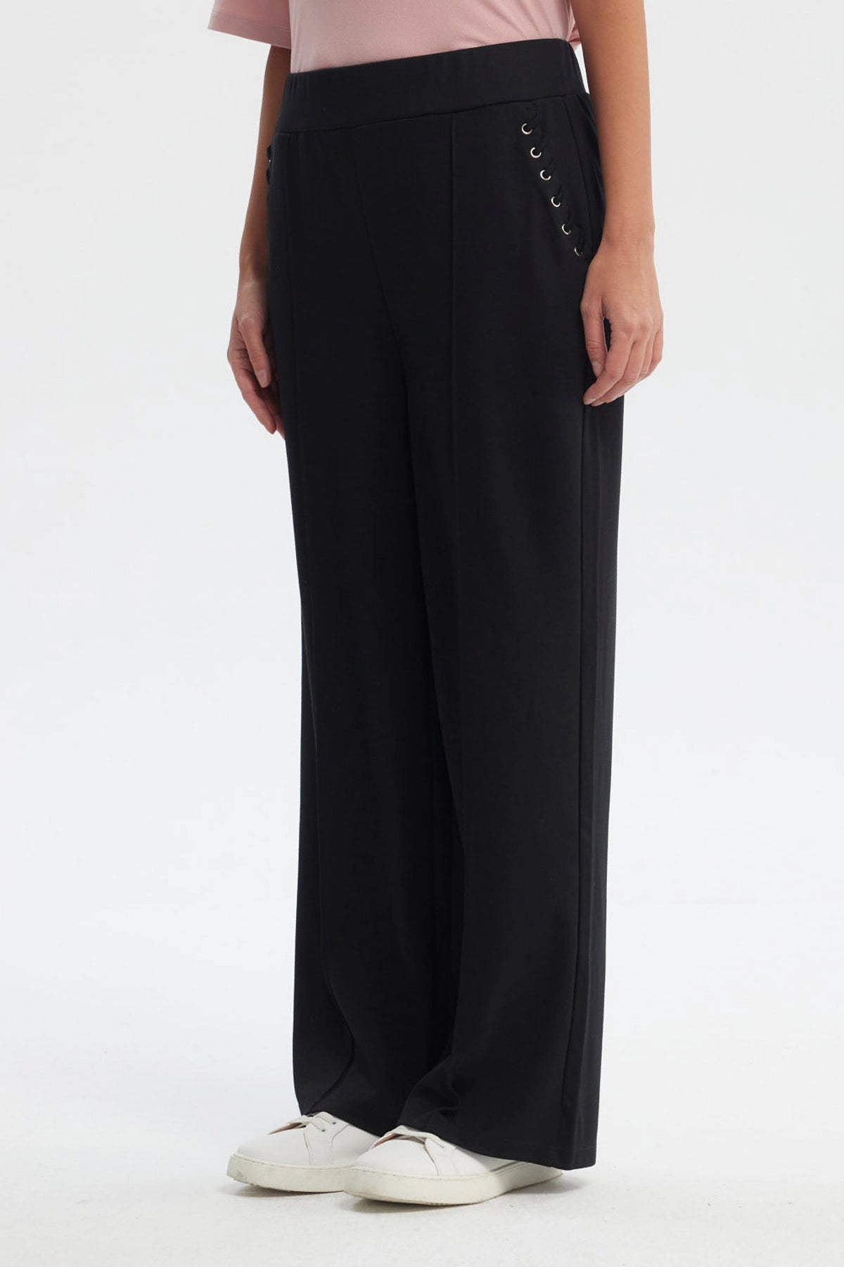 Pantalón buzo negro mujer calce recto con ojales decorativos en los costados diseño liso