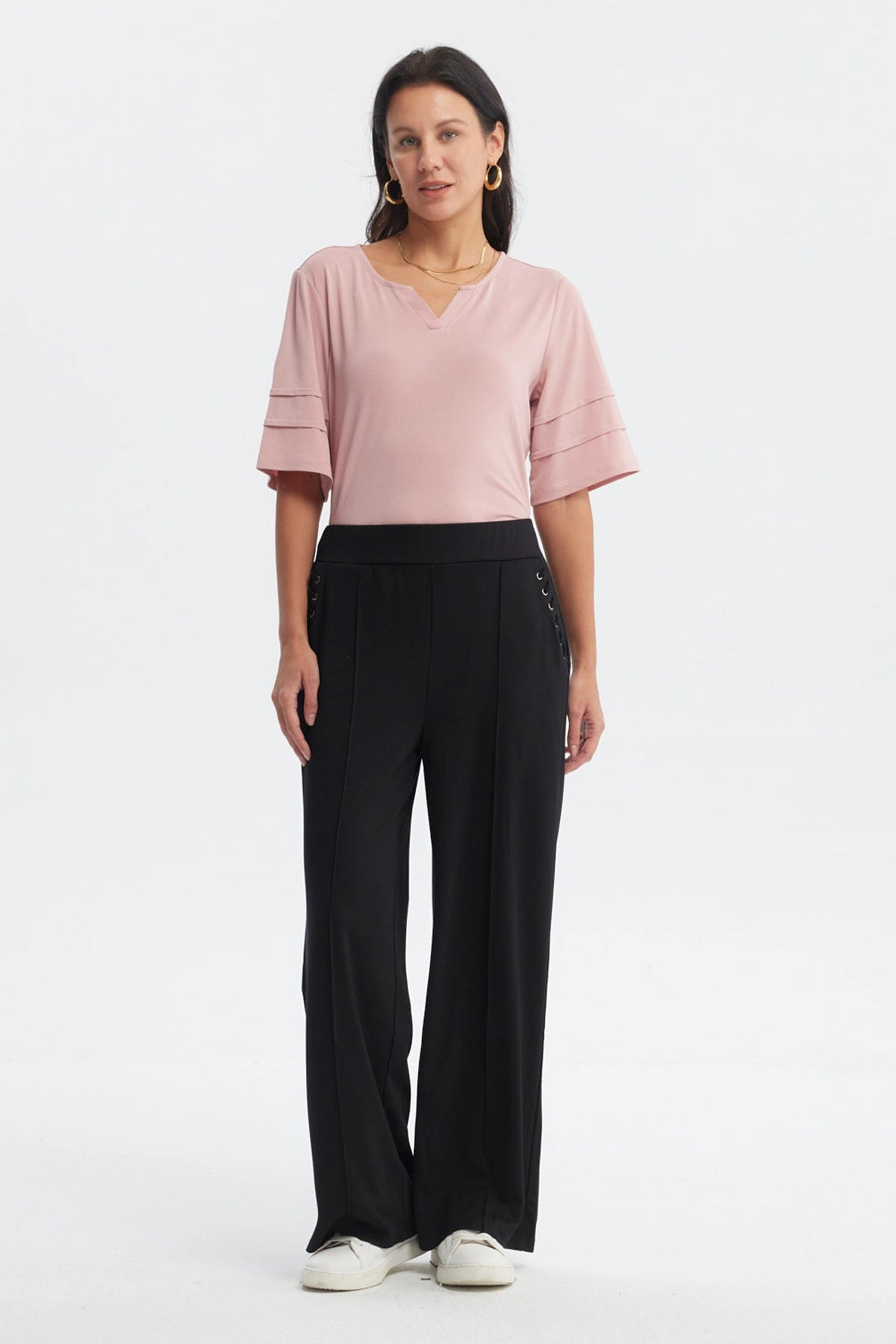 Pantalón buzo negro mujer calce recto con ojales decorativos en los costados diseño liso