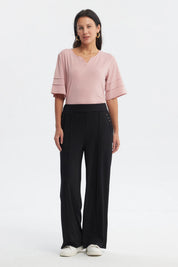 Pantalón buzo negro mujer calce recto con ojales decorativos en los costados diseño liso