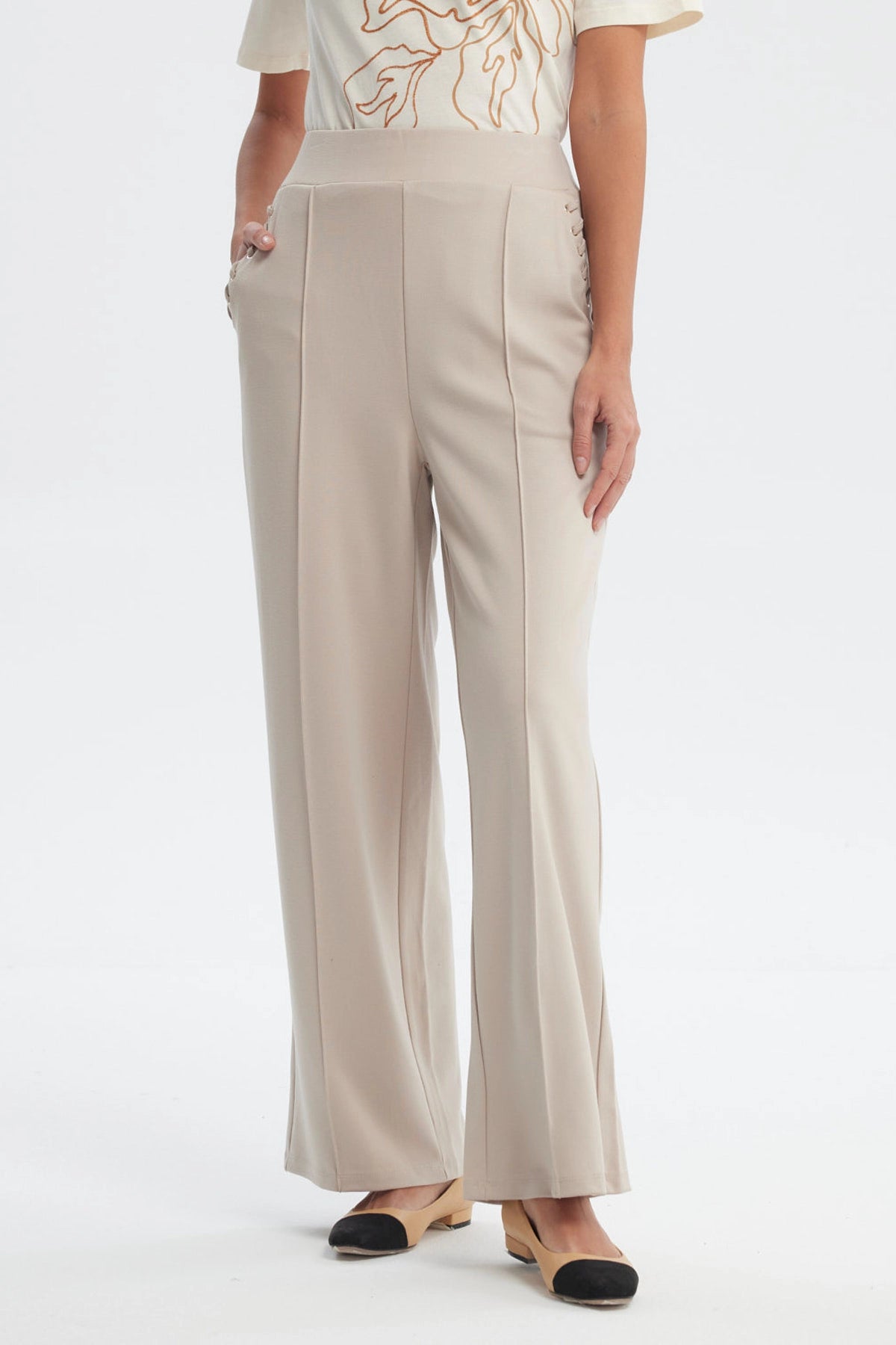 Pantalón buzo mujer beige calce recto con bolsillos y costuras decorativas sin estampa visible