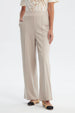 Pantalón buzo mujer beige calce recto con bolsillos y costuras decorativas sin estampa visible