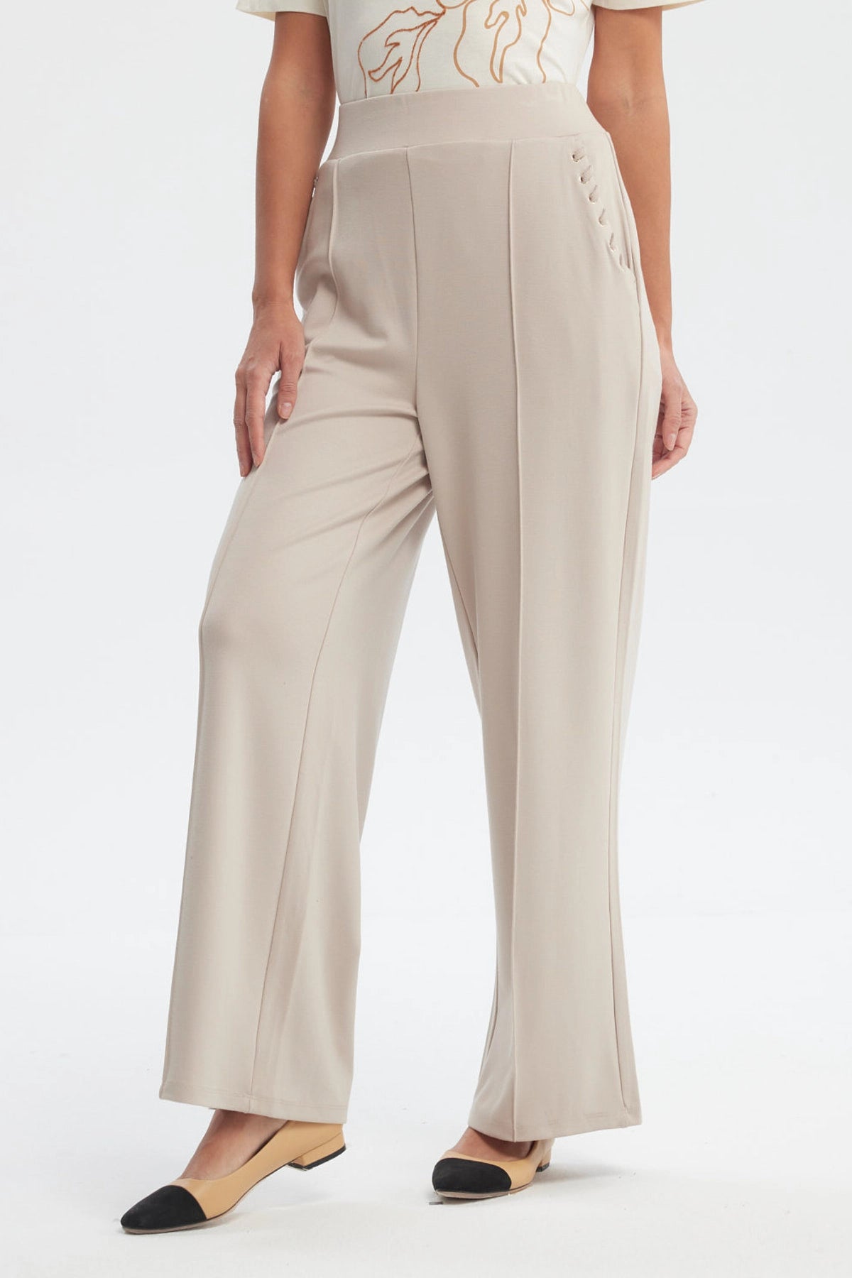 Pantalón buzo mujer beige calce recto con bolsillos y costuras decorativas sin estampa visible