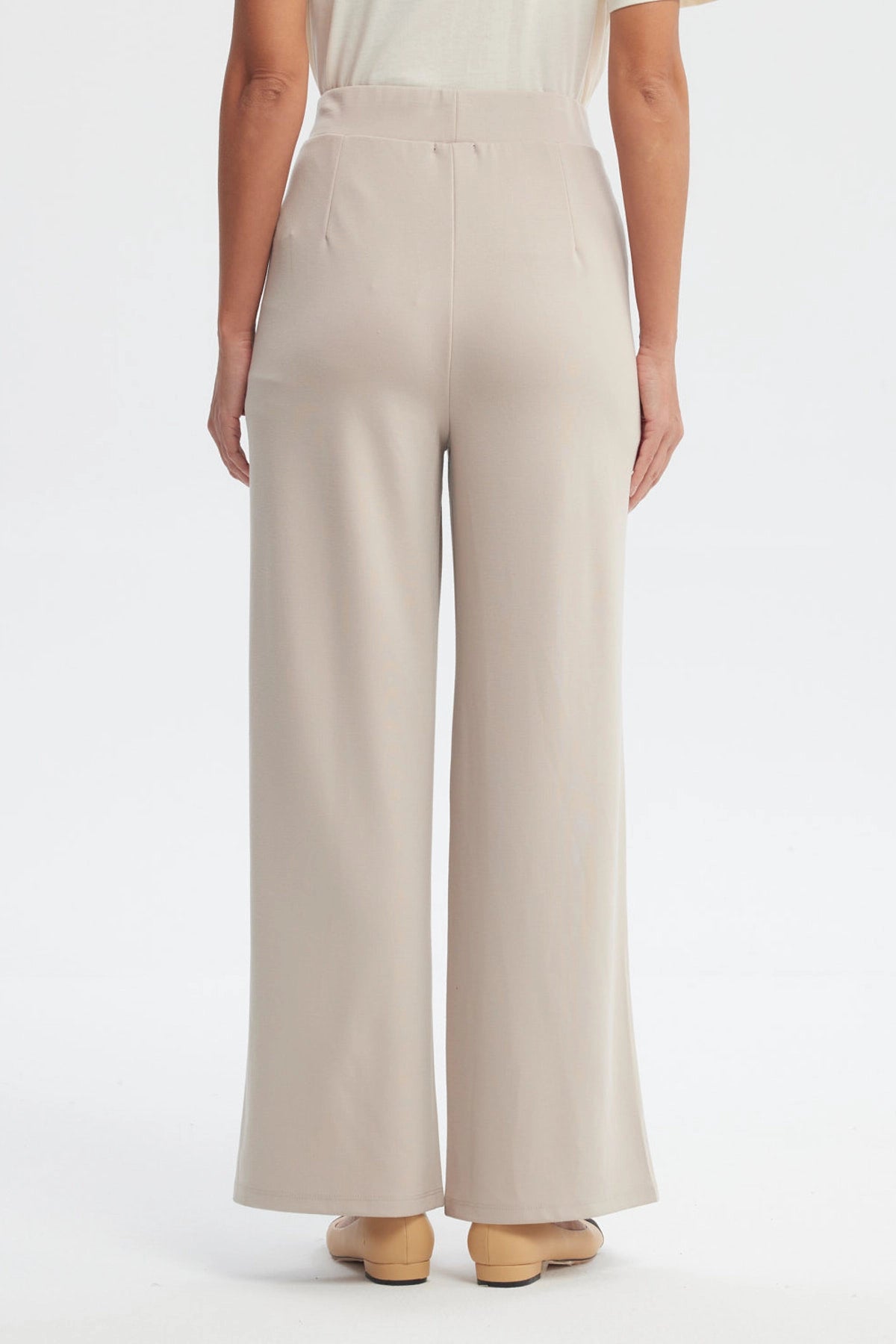 Pantalón buzo mujer beige calce recto con bolsillos y costuras decorativas sin estampa visible