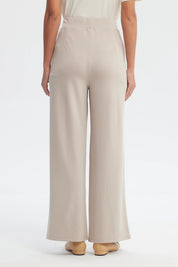 Pantalón buzo mujer beige calce recto con bolsillos y costuras decorativas sin estampa visible