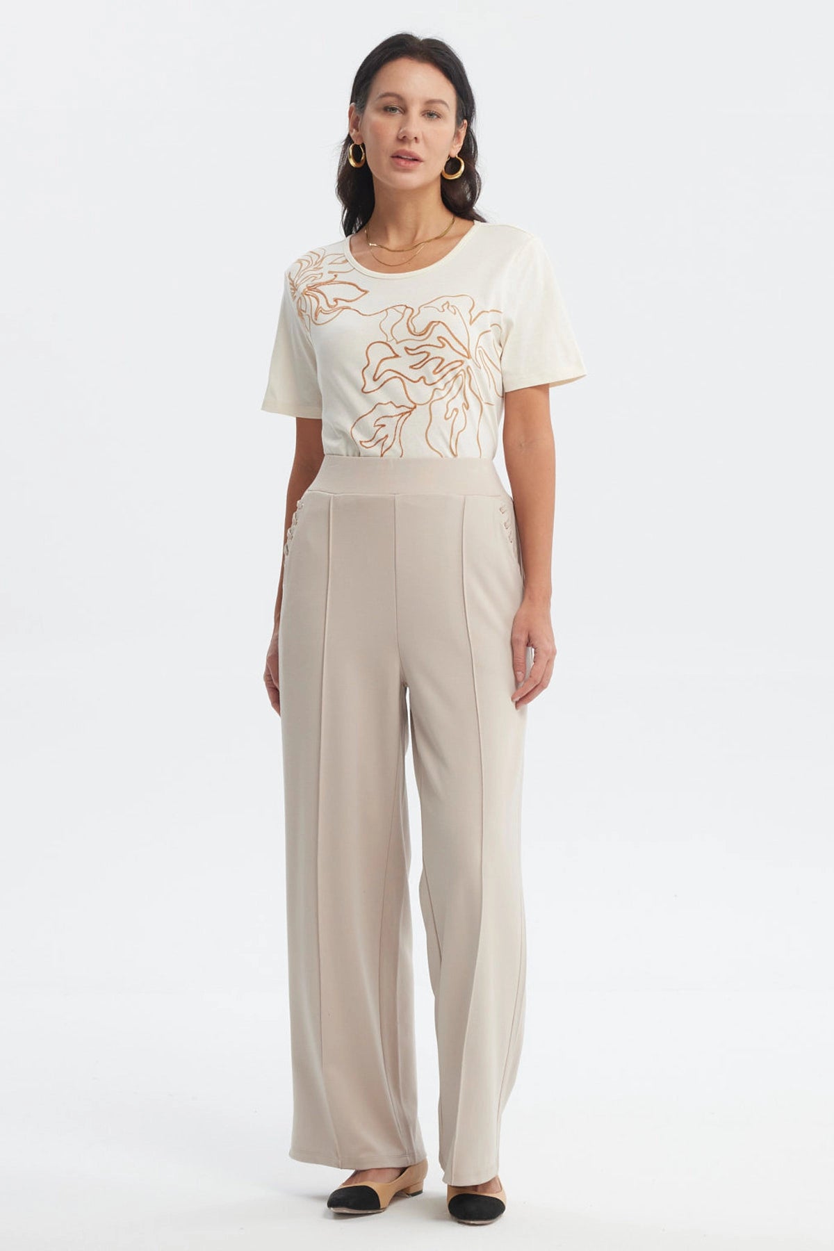 Pantalón buzo mujer beige calce recto con bolsillos y costuras decorativas sin estampa visible