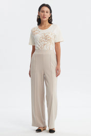 Pantalón buzo mujer beige calce recto con bolsillos y costuras decorativas sin estampa visible