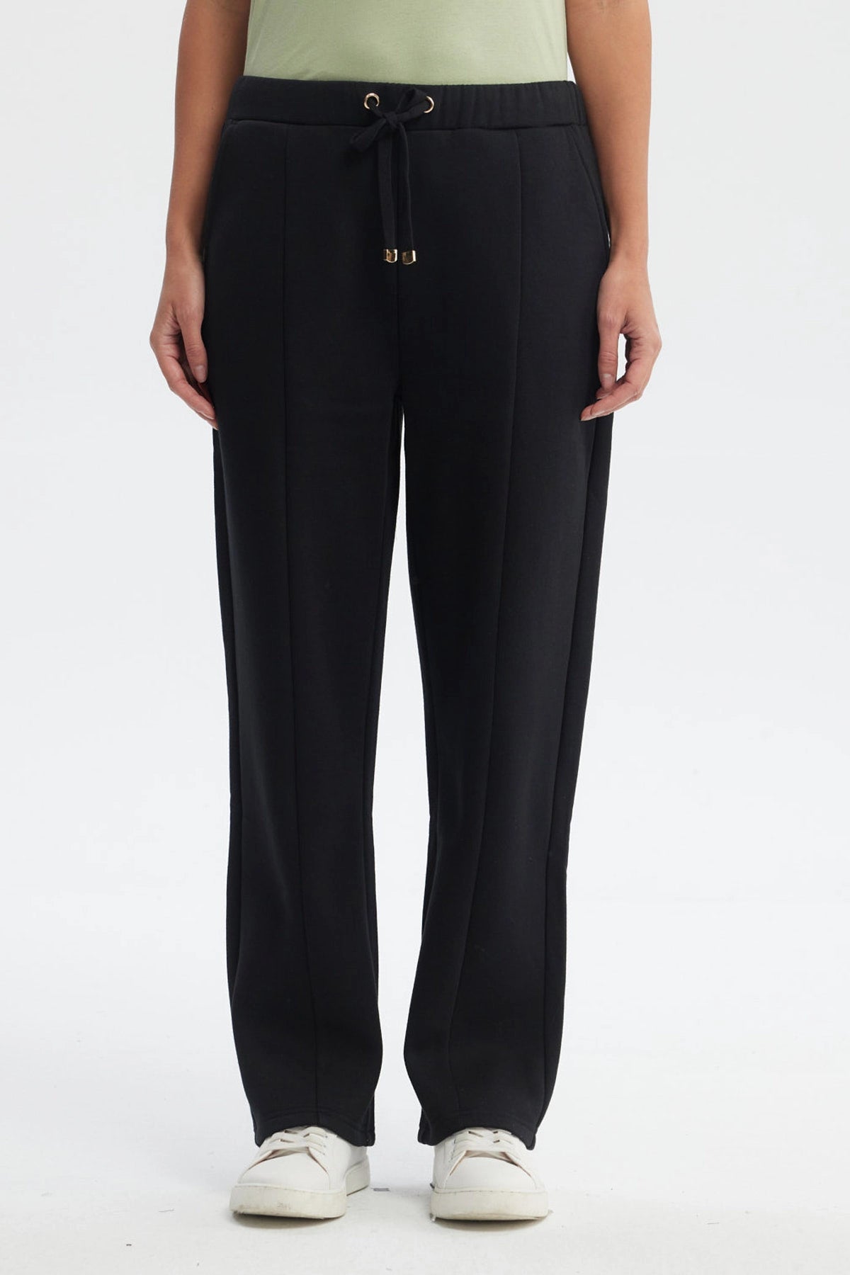 Pantalón buzo mujer negro calce recto con pretina elástica y lazo decorativo liso cómodo y casual