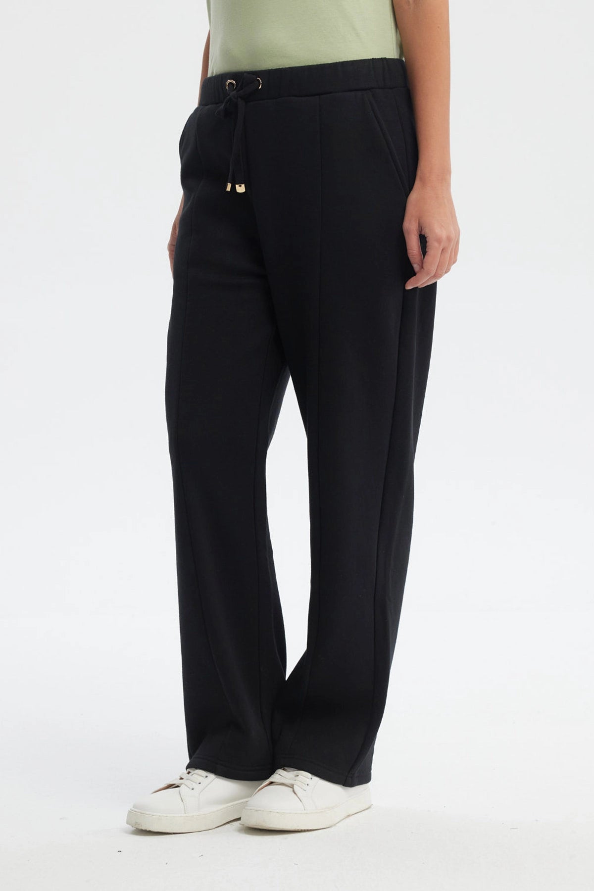Pantalón buzo mujer negro calce recto con pretina elástica y lazo decorativo liso cómodo y casual