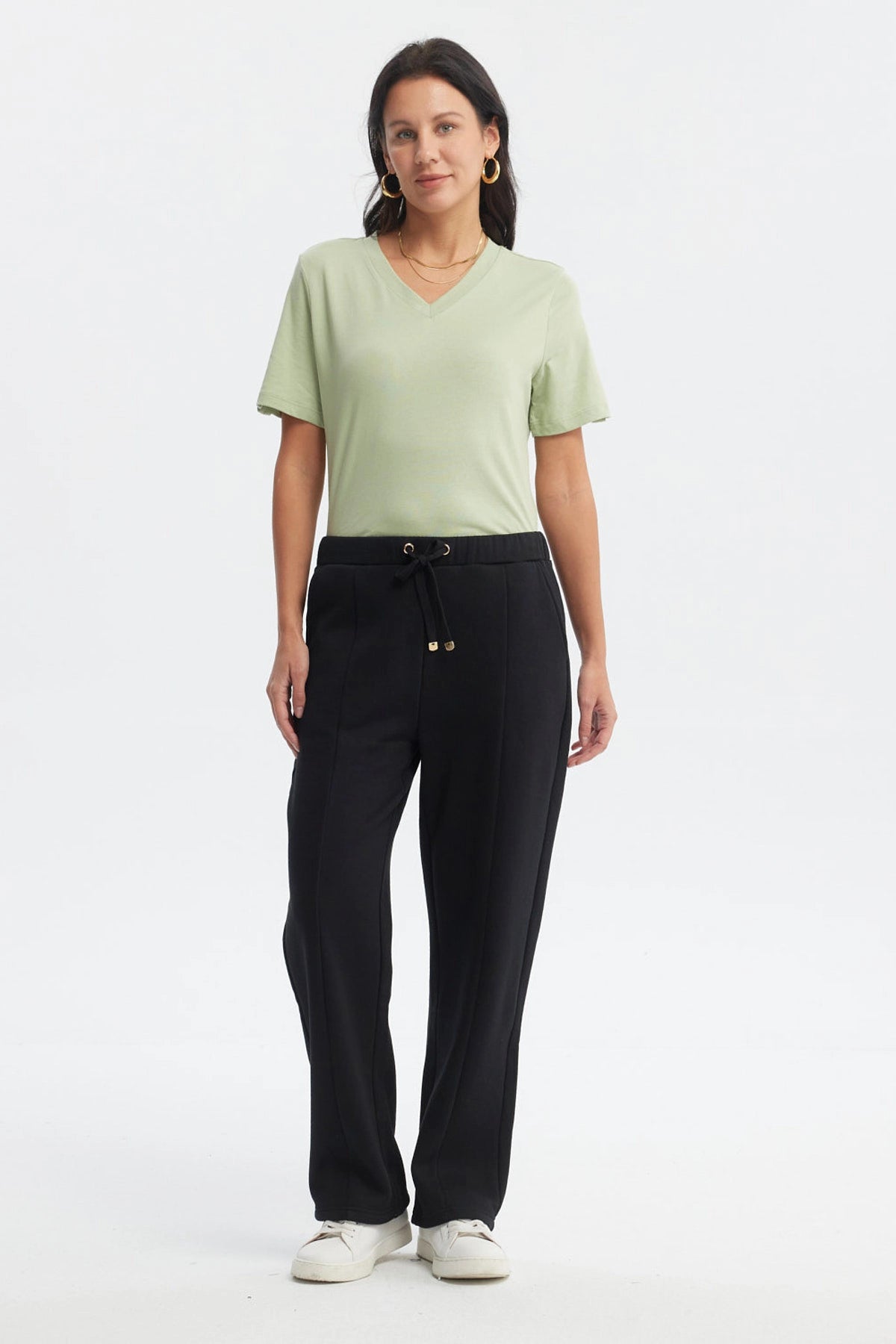 Pantalón buzo mujer negro calce recto con pretina elástica y lazo decorativo liso cómodo y casual