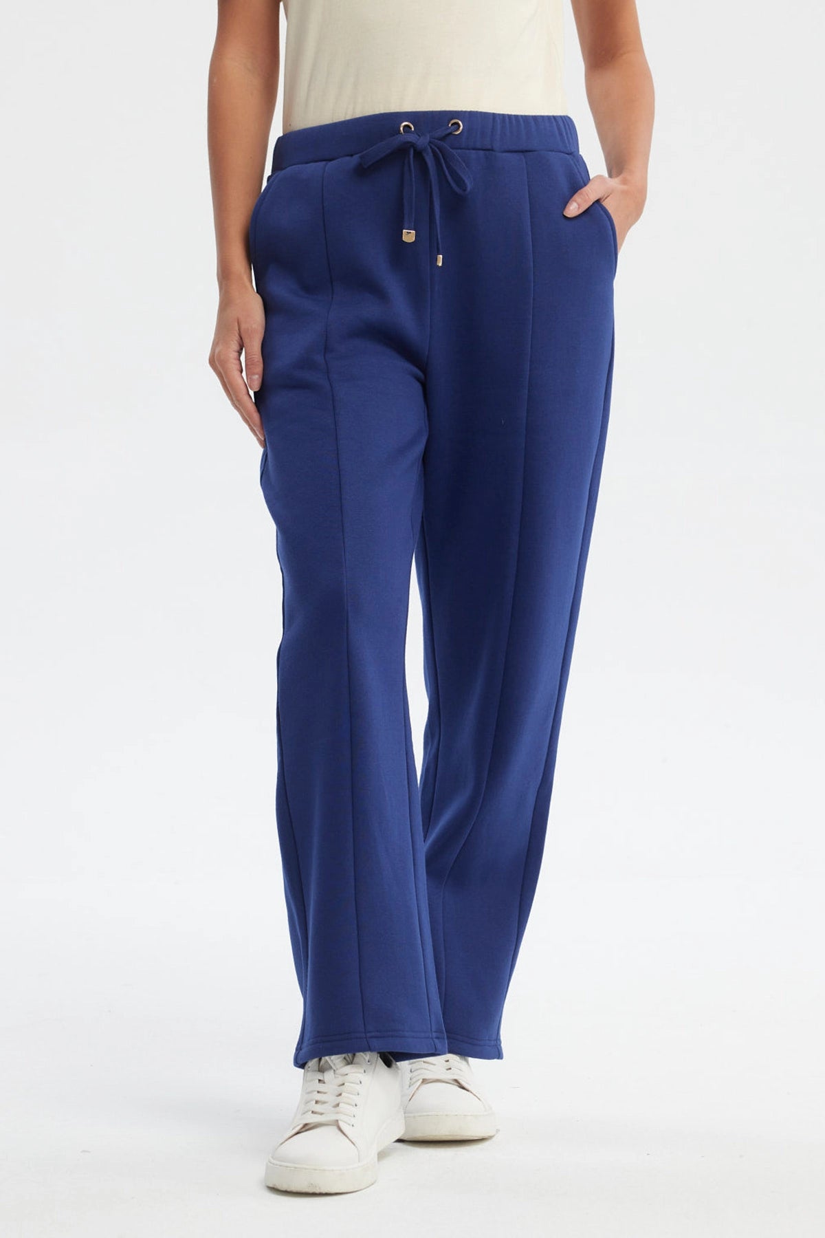 Pantalón buzo azul oscuro mujer calce recto con cordones ajustables y bolsillos laterales prenda lisa sin estampas